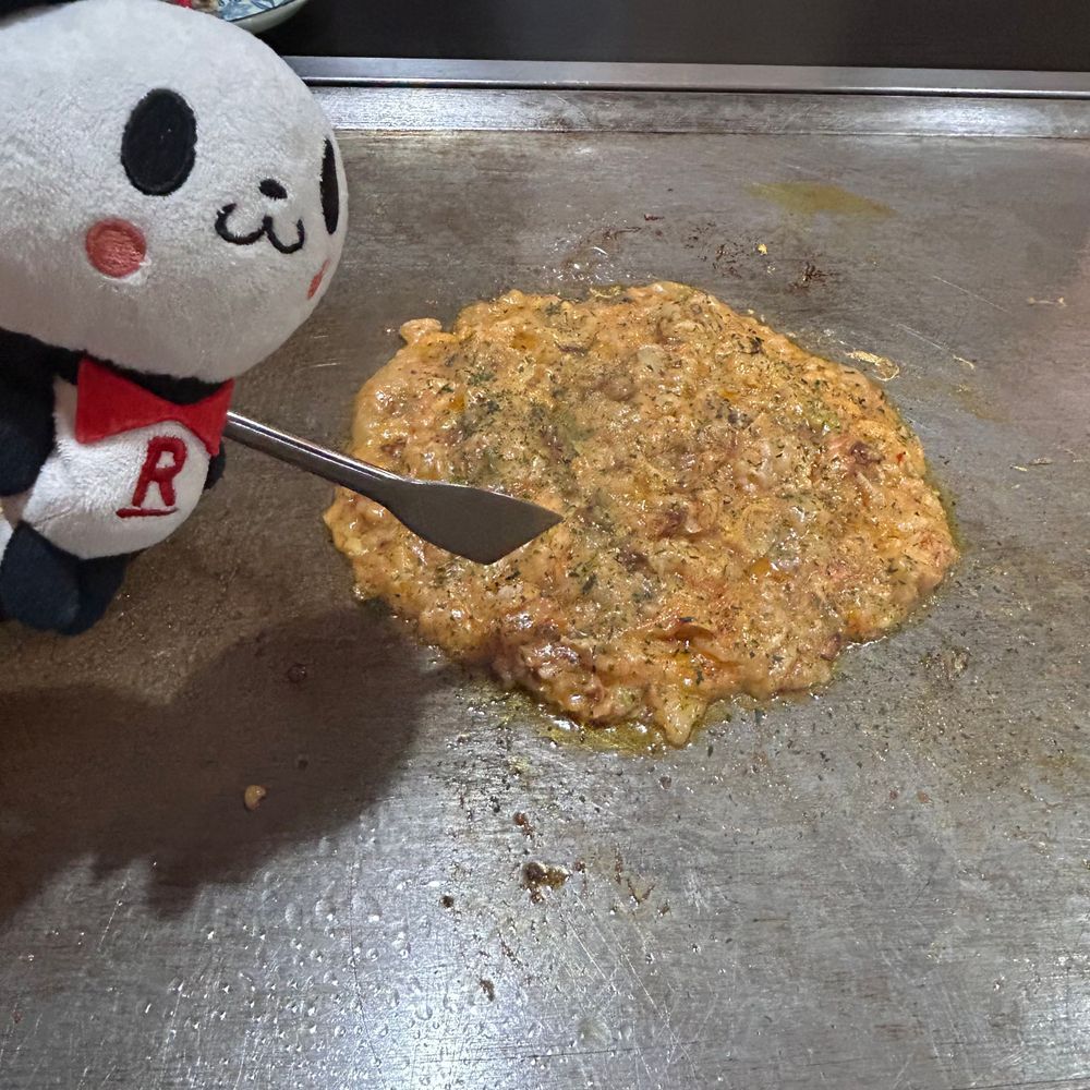 もんじゃを食べに来たですマン🐼🪏✨めちゃくちゃうまかったですマン！👀💖焼くのも楽しいけど、ご主人様にあーんしてもらうのもダイスキですマン🌟近所だからまた食べに来るですマン♪