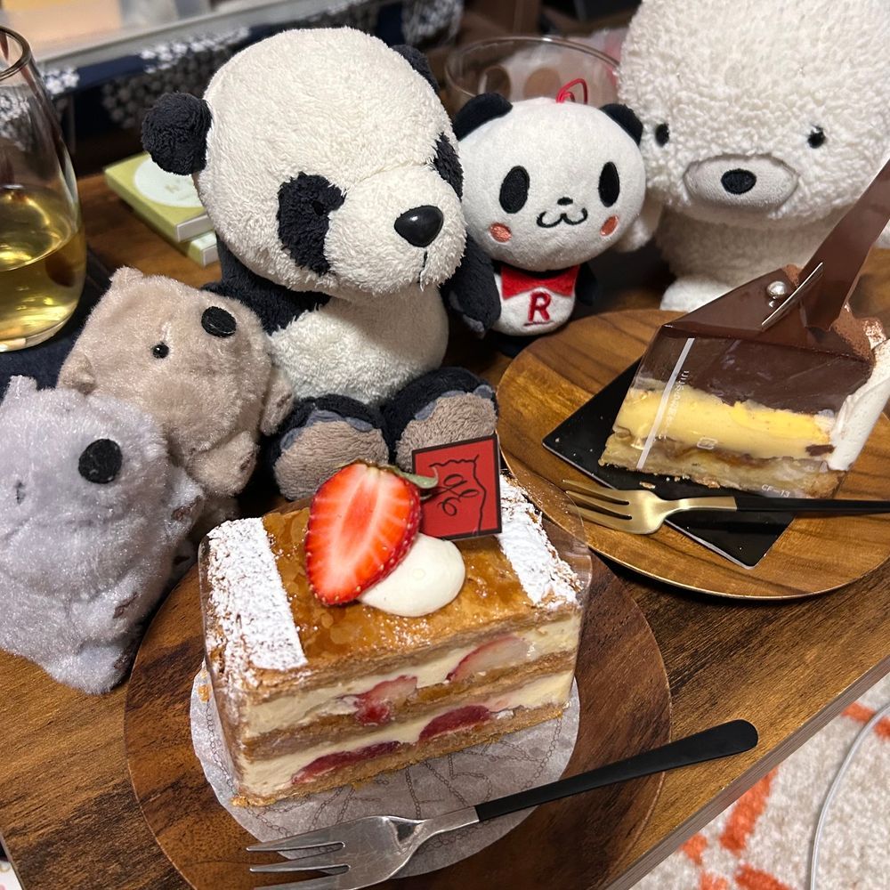 このまえ、とっってもおいしいケーキ買ってもらったんだパン〜❣️🍰見た目もきれいなんだけど、お味も甘くておいしいうえに、なんだかリッチな感じもしたんだパン〜！！！👀💖