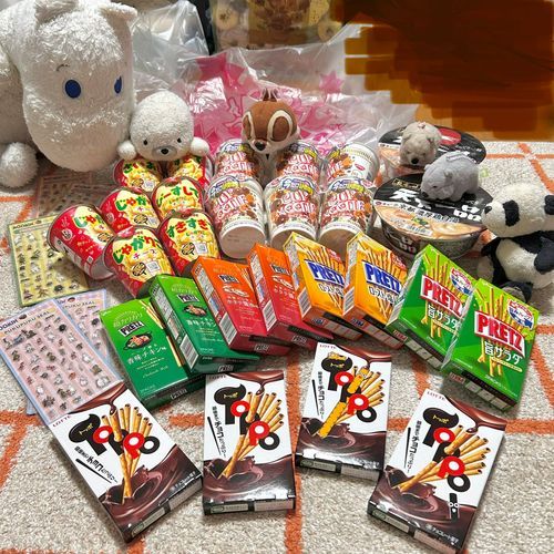 ご主人が、ゆーほーきゃっちゃ🛸で、たくさんたべものゲットしてきたパン!!👀✨ムーちゃんのシールもあるパン❣️