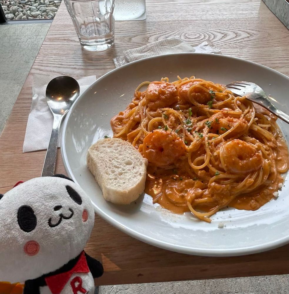 ご主人とご主人の母上のランチに着いてったですマン🐼🌟パスタより鶏肉のバルサミコ酢の方がおいしかったですマン🍴

ご主人の母上はラク●ンをあまり好きじゃないらしく、ぼくのことも好ましく思ってなかったけど、最近は仲良くなってきたですマン👀✌️
やはりカワイイは正義ですマン🦸🇯🇵