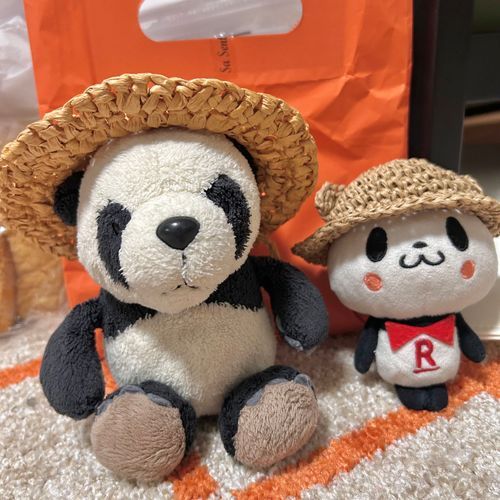「ぼくのもちゃんとあるパン♪🐼👒」「先輩とおそろでうれしいですマン🐼♪」
