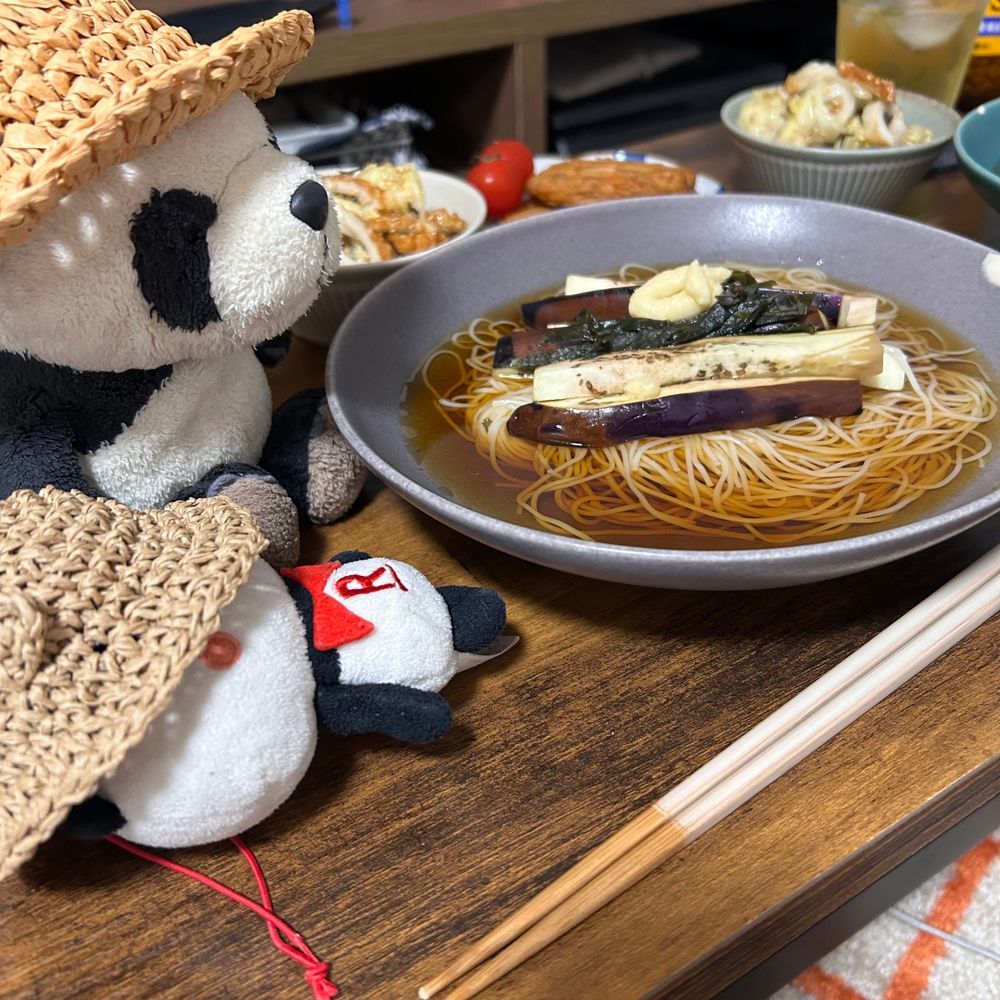 「ぼくのもちゃんとあるパン♪🐼👒」「先輩とおそろでうれしいですマン🐼♪」