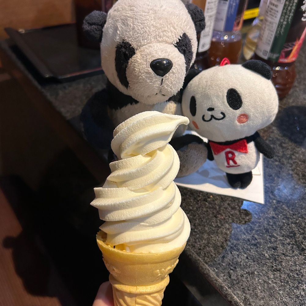 「きのーは焼肉をたべたパン🐼♪ご主人様が、おっきなソフトクリームつくってくれたパン💖🍦」「さいごの一巻きに、よくばりが現れてて良い出来ですマン👀👍」