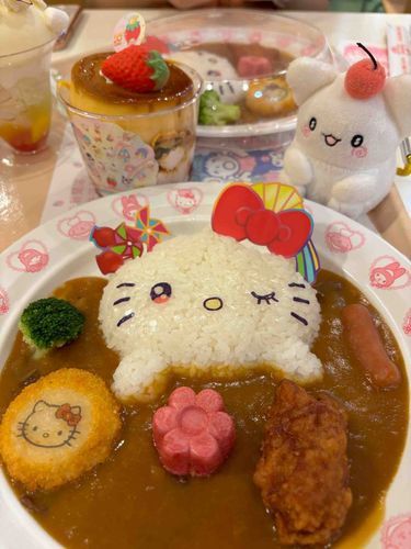 昨日ピューロランド行ってました！
キティさんのカレー食べたよ💮