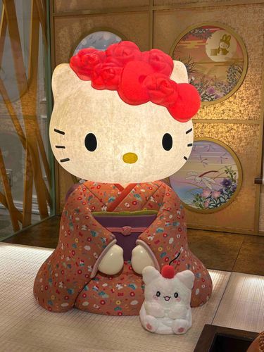 和室でキティさんと💮
へへ〜
かわいい❤️