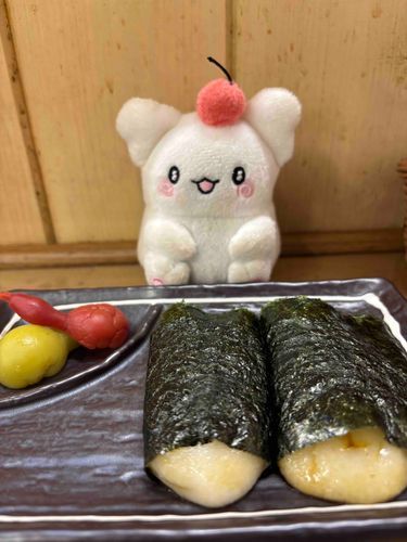 初詣⛩️
つきたてのお餅を食べたよ💮
お漬物がひょうたんの形でかわいい😃
