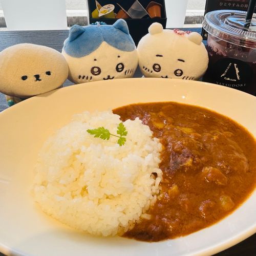 ちいちゃんと はっちゃんと いっしょにたべたよ🐾 すいーつが めいんのおみせで たべたかれー、そざいにこだわっていて とってもおいしかったよ🍛