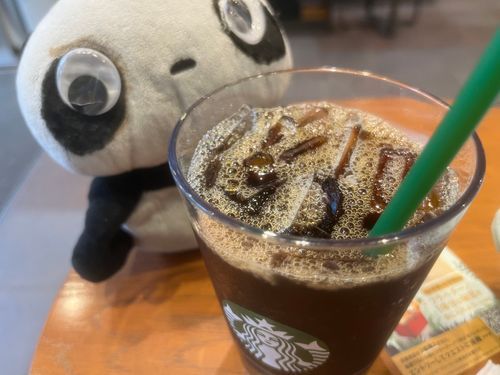 スタバのアイスコーヒーとももちゃん「苦ーい」