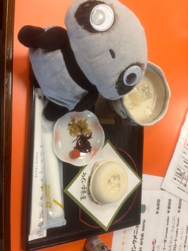 梅ヶ枝餅と冷やし甘酒とももちゃん「私らが行くといつも雨じゃのう…」