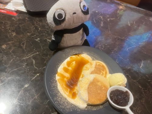きなこ黒蜜パンケーキを目の当たりにしたももちゃん。「本当にひとりで食べていいのかにゃ？」