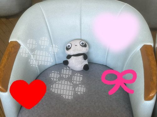 フェリーの人魚姫みたいなソファに座ったもも姫さんです。

「置いてかないでね」