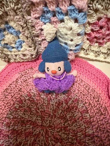 あたしも、お洋服編んでもらった！
フリフリのスカートかわいいでしょ？
後ろにポンポンがついてるんだ！