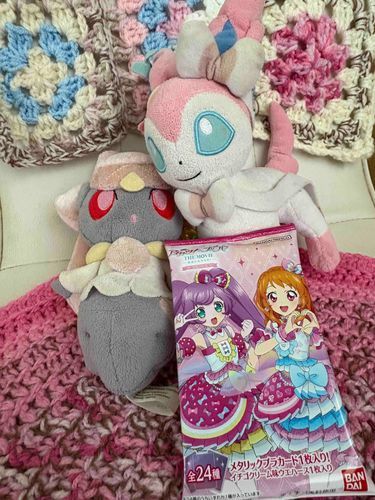 フィアだよー
主が今日、お出かけして買ってきてくれた、アイカツ！×プリパラのお菓子！
おまけにカードが入ってるんだ！
誰が出るかな？