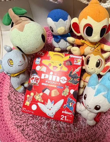 こんばんは！ポッチャマだよー
主がお仕事の帰りにピノを買ってきてくれたよ！
僕たちシンオウのポケモンのパッケージなんだ！
みんなでちょっとずつ食べるんだ〜！