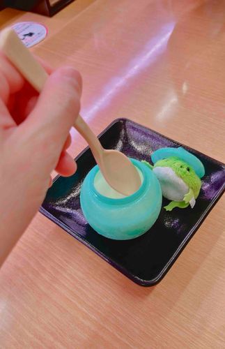 🐸シメ の "でざーと"も しっかり 食ベてきﾁｬ！めろんしゃべと の 器 かわいいﾁｬ。