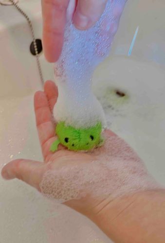 🐸きょう いいテンキ ダカラ "しゃんぷー "されてるﾁｬ。さいきん キチャない いわれてるカラ カイヌシ ピカピカに して！！