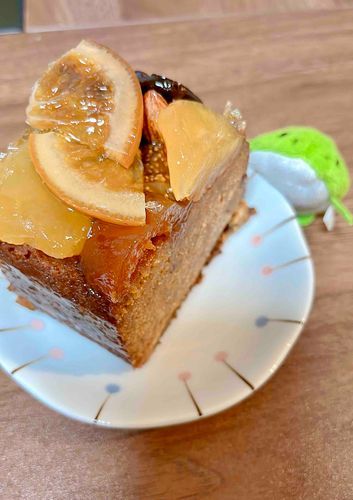 🐸カイヌシ カイシャから もらてきﾁｬ "ふるーつけーき"！おさけ はいってるカラテ かえる 食べサセテ もらえなかﾁｬ。解せないﾁｬ！
