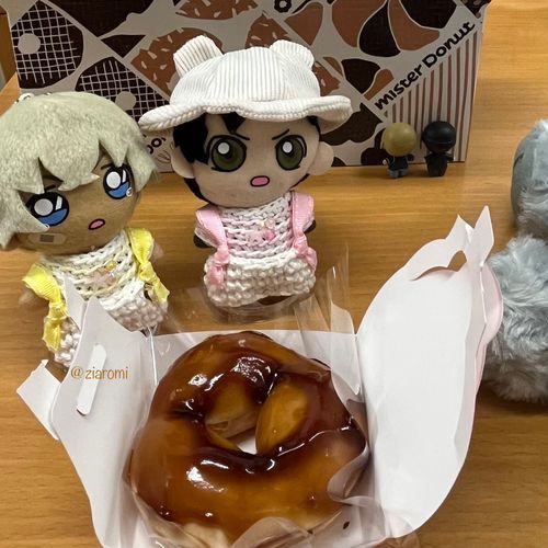 😮うわさのもちゅりん！みたらし！
🥲たべていい？たべていい？
🧸🎩ああ…（うしろのチビどもが箱の中を狙ってるな…）