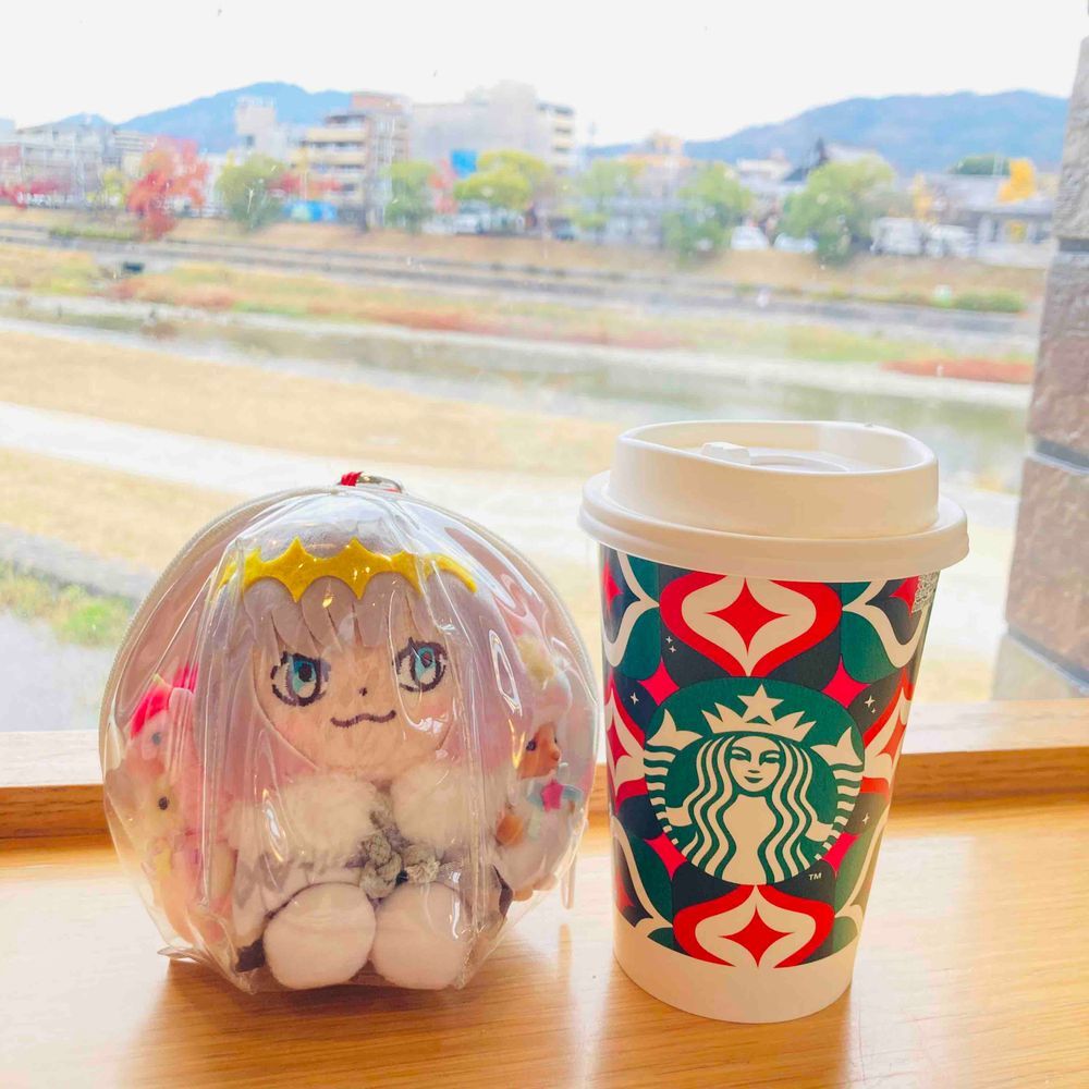 こっちでは はじめまして、まえのもあわせたら おひさしぶりな オベロンくんやで。
かいぬしと きょうと いったんやって。
ここは とうけんらんぶ やってる さにわのみなさま には おなじみ
しじょうおおはし の スタバ やってさ。
「京都!サムライ!刀はあるかな?!にしても最近全く僕を連れ出さないじゃないか。一時はあんなに毎日どこに行くのも一緒だったのに。そうやって君たち人間はすぐ飽きたらポイだ。こうやって物語が消費されていくんだよね!!」
オベロンくん あいかわらず よう しゃべるなぁ…