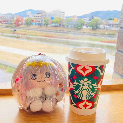こっちでは はじめまして、まえのもあわせたら おひさしぶりな オベロンくんやで。
かいぬしと きょうと いったんやって。
ここは とうけんらんぶ やってる さにわのみなさま には おなじみ
しじょうおおはし の スタバ やってさ。

｢京都！サムライ！刀はあるかな？！にしても最近全く僕を連れ出さないじゃないか。一時はあんなに毎日どこに行くのも一緒だったのに。そうやって君たち人間はすぐ飽きたらポイだ。こうやって物語が消費されていくんだよね！！｣

オベロンくん あいかわらず よう しゃべるなぁ…