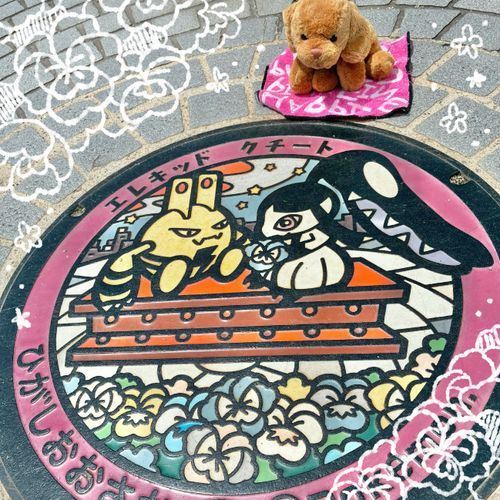昨日のつづき！大阪ポケふた〜　2まいお日記！
1まい目　エレキッドくんと　クチートちゃん　いい感じ〜！
2まい目は　花園ラグビー場って　ところにあるから　ラグビーしてるのだ！🏉