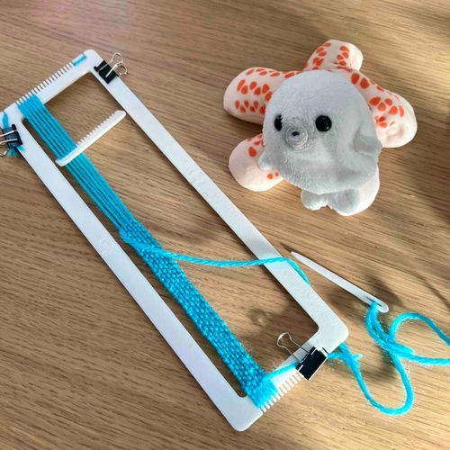 かぎあみとかちょっと難しくて無理だから編み機作ってこうやって…
ほたて、もうちょっとだからまってて。