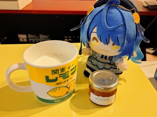 ホットミルクにちょっと良いはちみつを溶かしてみました。

あまみゃちゃんと一緒に味見してます🥛