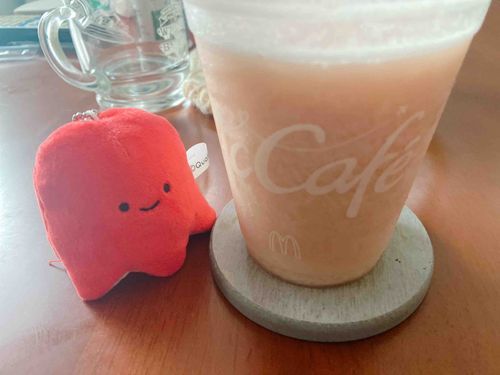 お弁当のウインナーさんにもものスムージーを与えてみました。しゃりしゃりが好みらしいです。