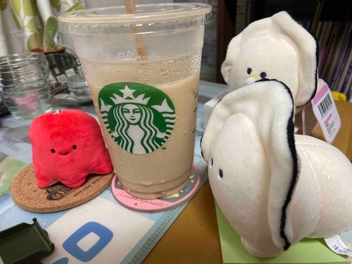 お弁当のウインナーさんにコーヒーをあげてみました。甘くて美味しいらしいです。かきちゃんたちにはまだ早いかもしれません。