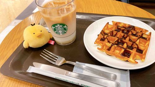 自己採点の結果に落ち込んだ主をスタバに誘ってくれました　トリさんはコップの影から虎視眈々とワッフルを見つめています