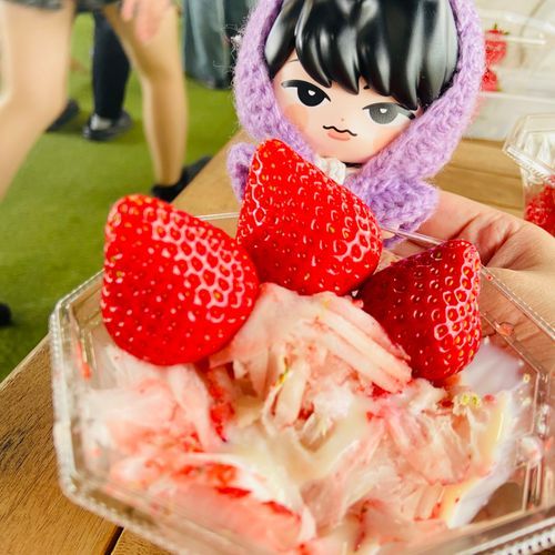 かきごおり　たびるの？と驚いているふかビ。いちご狩りだけどサービスなんだって！