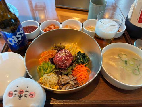 今日は韓国チェジュ島に来ているあざらしです！ユッケのびびんばとルービーで乾杯🍻