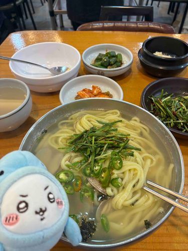 さめちいです
真冬の韓国釜山に来ております！
アサリのカルグクス、とてもあったまります🐚🐚