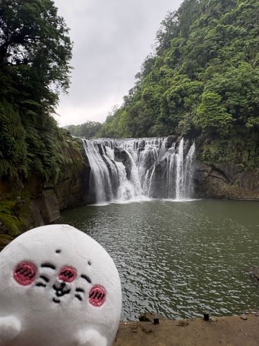 十分にある十分瀑布とゆう有名な滝にきましたー
写真だとわからないけど結構すごい迫力
ここで滝行をしたいねぇー