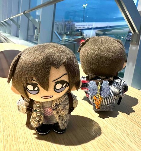 今から飛行機乗るんだけどよぉ、今度はじんぺーちゃんコックピットに入って機械いじるって言うんだぜ〜！ちょーウケる😆