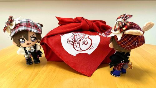 おせち買ってきたよ。じんぺーちゃん龍の絵が気になるみたい。みんな来年もよろしくなー‼️