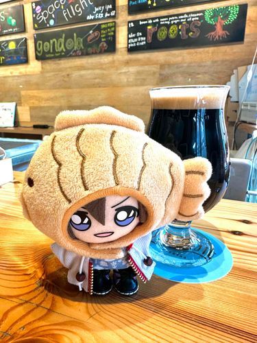 これコーヒーみたいだけどビールなんだってよぉ🍺あ、俺の頭が邪魔であんまり見えてねぇな💦