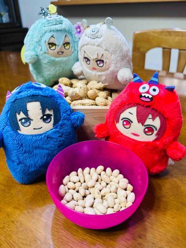 💙節分ですね。
❤️たくさん投げてたくさん食べたよ！
💚ちょっと巳波！がっつきすぎだってば！