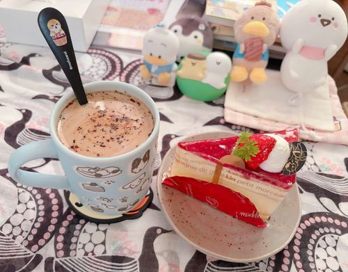 お姉ちゃんの誕生日が近いからケーキ食べたよ😋🍰