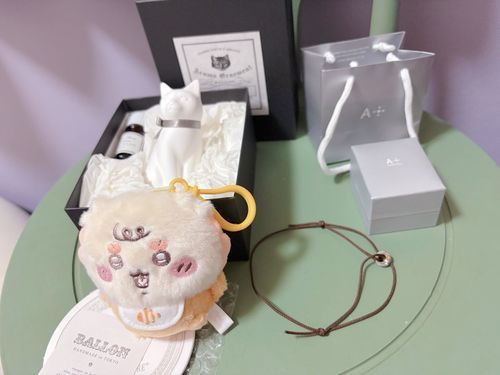 彼がさ、出会う前の先月誕生日だった自分に遅れてだけどってプレゼントくれた🩵
お互いの誕生石と名前と記念日が入ったアンクレットお揃いで用意してくれてた😭
お揃いが好きなんだって。大切に想ってくれてる気持ちが嬉しかったー。
