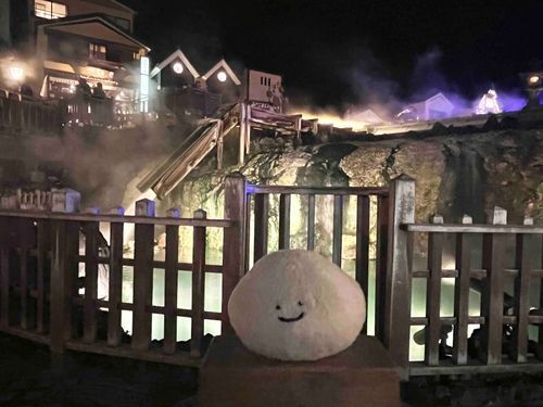 夜の湯畑です