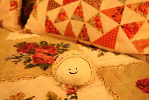コテージのソファーでくつろいでいます