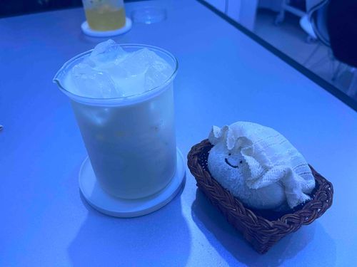 先週旅行に連れて行ってもらいました
バーで私をイメージしたカクテルを作ってもらいました
牛乳ベースの甘くて優しいお味 ミルキーな色味 すてきに作ってもらいました