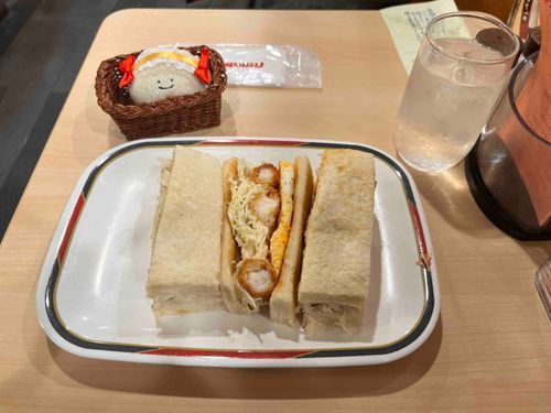 先日名古屋へ旅行に行ってきました
朝ごはんはエビフライサンド
熱々プリプリのエビフライが挟まっていて 大変美味しかったです