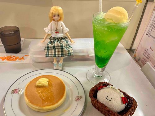 お人形さんと一緒に
大きな手芸屋さんに併設されているカフェに行きました
クリームソーダとパンケーキというレトロなメニュー 
甘さが疲れを癒してくれました