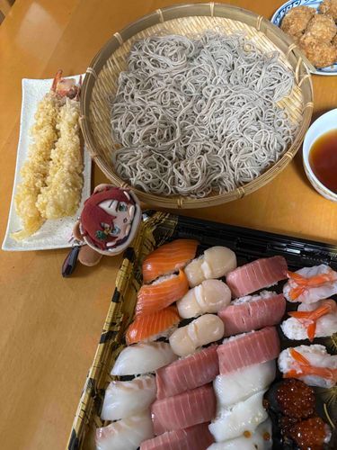 お寿司🍣とお蕎麦で年越しもちよぉ✨✨
今年も仲良くしてくれてありがとひざいましたもち。
来年もよろしくお願いしますもち！

良いお年をお迎えくださいもち✨✨