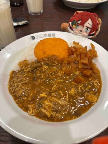先週の金曜ももちぬしはカレーを食べてたもちよぉ🍛
クリームコロッケはマストらしいもち✨✨
