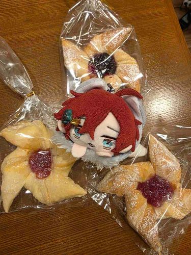 手裏剣みたいなパイのお菓子ヨウルトルットウもちよぉ！
噛まずに言えたもちぃ✨✨
