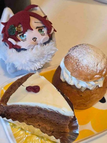 キャロットケーキ🥕🍰とセムラっていうスウェーデンのお菓子もちよぉ！
キャロットケーキはにんじんのケーキという割にはにんじん味しなかったもちねぇ🤔