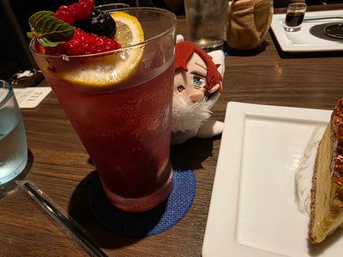 チラッ…。